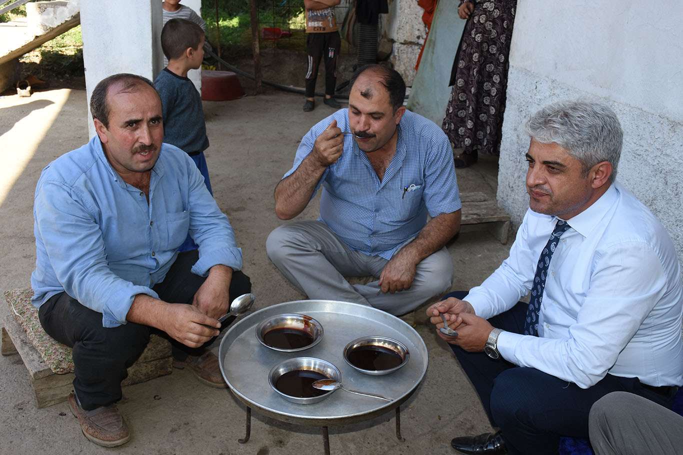 İmece usulüyle bağdan sofraya üzüm pekmezinin zorlu yolculuğu İmece usulüyle bağdan sofraya üzüm pekmezinin zorlu yolculuğu